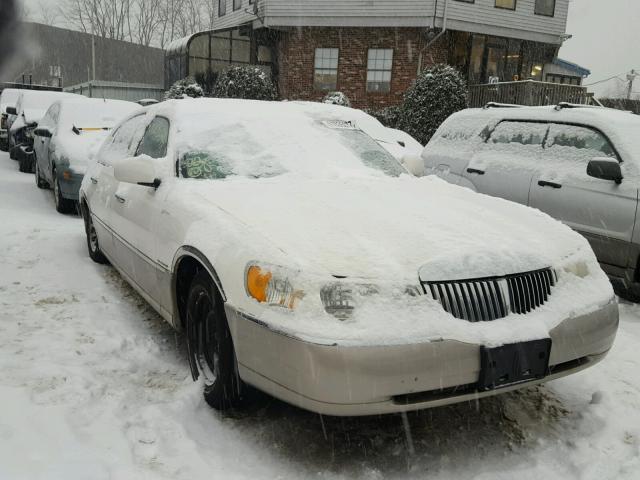 1LNHM82W51Y718519 - 2001 LINCOLN TOWN CAR S WHITE photo 1