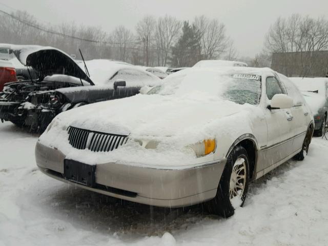 1LNHM82W51Y718519 - 2001 LINCOLN TOWN CAR S WHITE photo 2