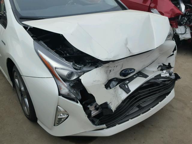 JTDKARFU8G3512215 - 2016 TOYOTA PRIUS WHITE photo 9