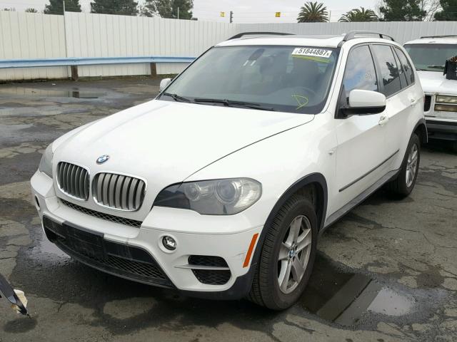 5UXZW0C55BL657857 - 2011 BMW X5 XDRIVE3 WHITE photo 2