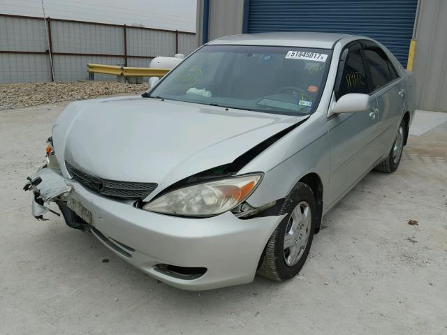 JTDBE32K030229907 - 2003 TOYOTA CAMRY LE SILVER photo 2