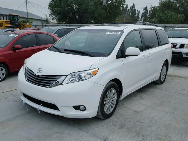 5TDYK3DC0ES468690 - 2014 TOYOTA SIENNA XLE WHITE photo 2