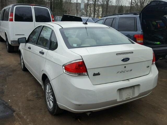 1FAHP35N39W178621 - 2009 FORD FOCUS SE WHITE photo 3