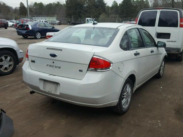 1FAHP35N39W178621 - 2009 FORD FOCUS SE WHITE photo 4