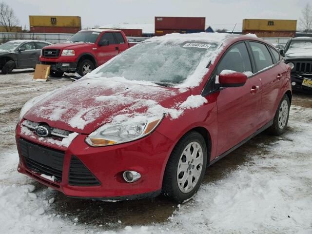 1FAHP3K27CL446718 - 2012 FORD FOCUS SE RED photo 2
