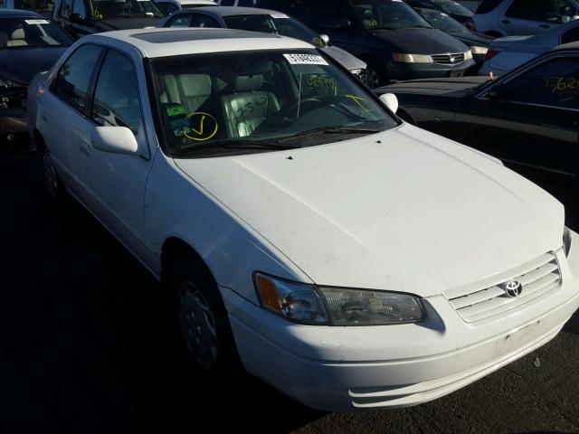 4T1BG22K2WU835514 - 1998 TOYOTA CAMRY CE WHITE photo 1