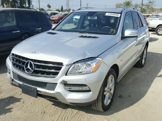 4JGDA2EB1CA001592 - 2012 MERCEDES-BENZ ML 350 BLU SILVER photo 2