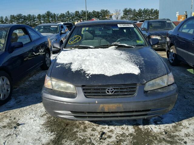 4T1BG22K1WU327552 - 1998 TOYOTA CAMRY CE GRAY photo 9