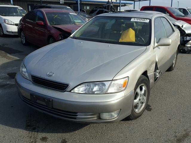 JT8BF28GXW5022666 - 1998 LEXUS ES 300 TAN photo 2