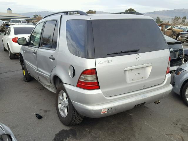 4JGAB54E9YA193980 - 2000 MERCEDES-BENZ ML 320 SILVER photo 3