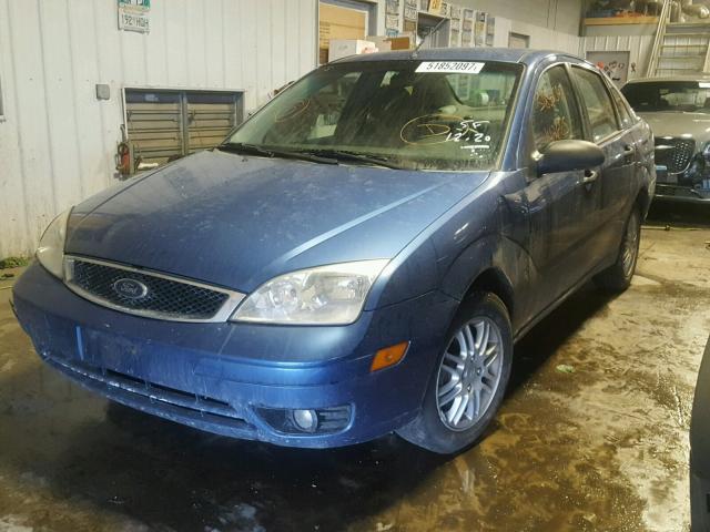 1FAFP34NX5W168056 - 2005 FORD FOCUS ZX4 BLUE photo 2