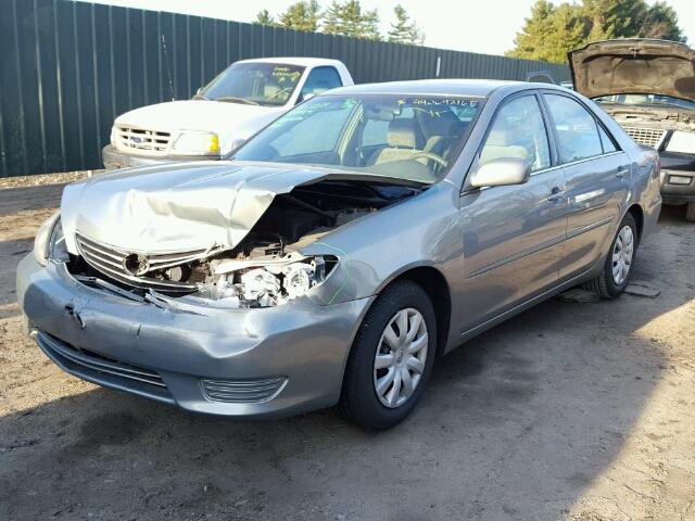 4T1BE30K15U994957 - 2005 TOYOTA CAMRY LE GRAY photo 2