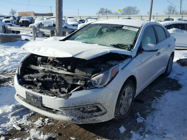 5NPE24AF8HH567226 - 2017 HYUNDAI SONATA SE WHITE photo 2