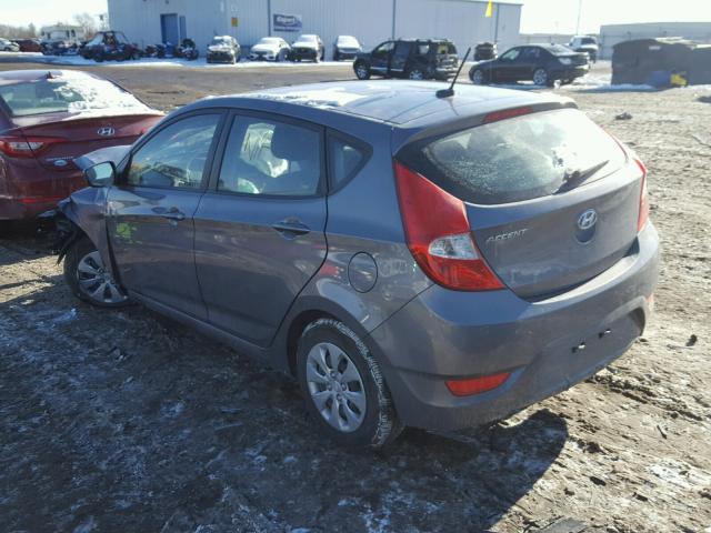 KMHCT5AE1HU324165 - 2017 HYUNDAI ACCENT SE GRAY photo 3