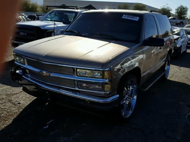 3GNEC18R7TG121329 - 1996 CHEVROLET TAHOE C150 GOLD photo 2