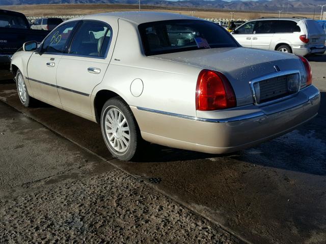 1LNHM83W74Y687082 - 2004 LINCOLN TOWN CAR U CREAM photo 3