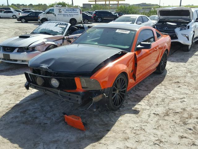 1ZVHT82H965206938 - 2006 FORD MUSTANG GT ORANGE photo 2