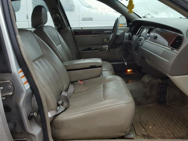 1LNHM81W64Y640886 - 2004 LINCOLN TOWN CAR E GRAY photo 5