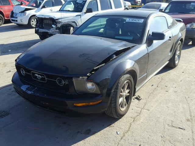 1ZVHT80N565128957 - 2006 FORD MUSTANG BLACK photo 2