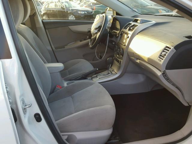 5YFBU4EE5DP144194 - 2013 TOYOTA COROLLA BA WHITE photo 5
