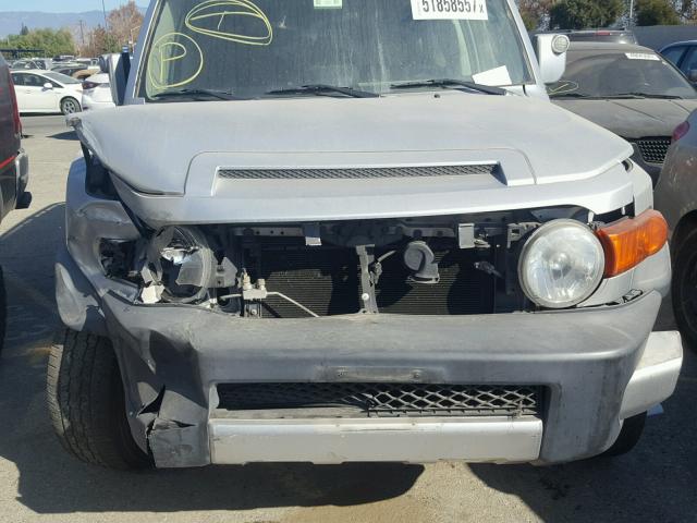 JTEZU11F170004181 - 2007 TOYOTA FJ CRUISER SILVER photo 9