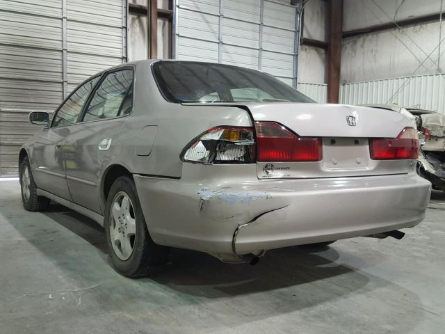 1HGCG165XWA027700 - 1998 HONDA ACCORD EX GOLD photo 3