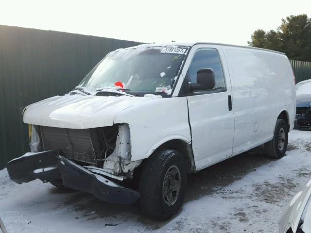 1GCGG25C181185013 - 2008 CHEVROLET EXPRESS G2 WHITE photo 2