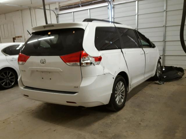 5TDYK3DC5DS389336 - 2013 TOYOTA SIENNA XLE WHITE photo 4