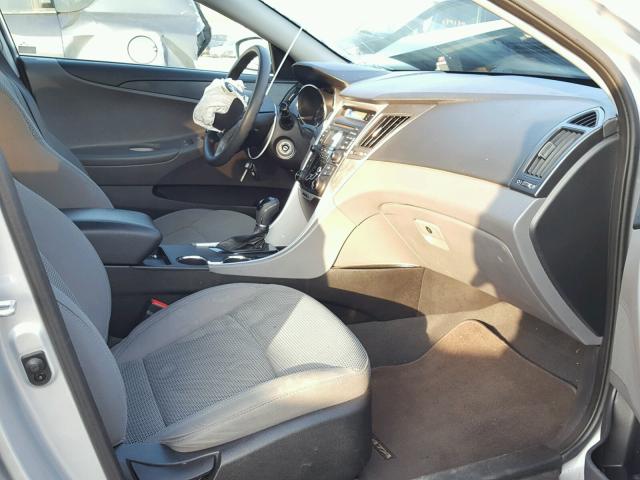 5NPEB4AC4DH654895 - 2013 HYUNDAI SONATA GLS SILVER photo 5