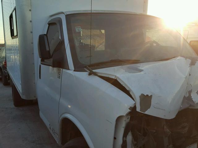 1GDJG31U351162155 - 2005 GMC SAVANA CUT WHITE photo 1