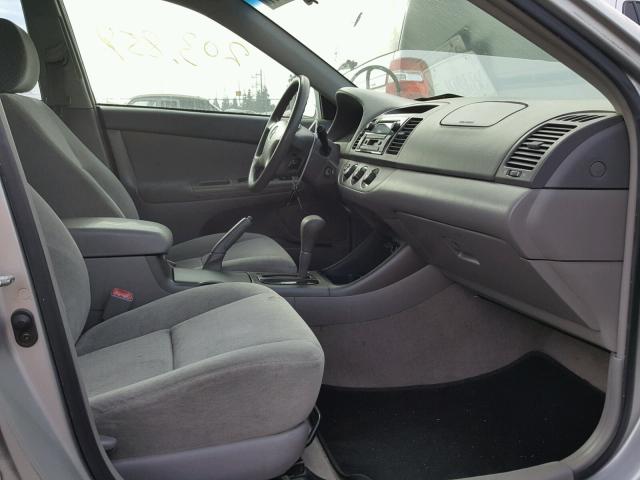 4T1BE32K84U329789 - 2004 TOYOTA CAMRY LE 银色 照片 5