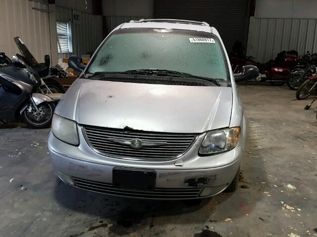 2C8GP64L12R504064 - 2002 CHRYSLER TOWN & COU SILVER photo 9