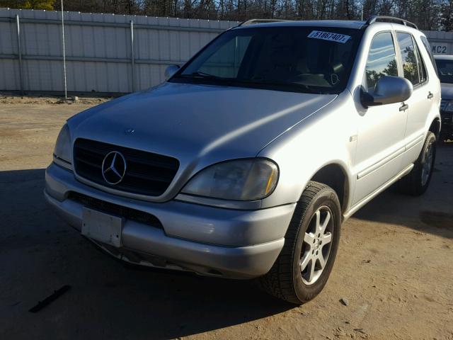 4JGAB72E7XA078470 - 1999 MERCEDES-BENZ ML 430 银色 照片 2