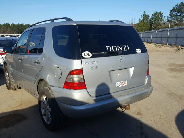 4JGAB72E7XA078470 - 1999 MERCEDES-BENZ ML 430 银色 照片 3