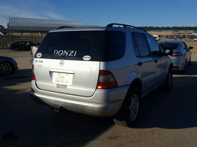 4JGAB72E7XA078470 - 1999 MERCEDES-BENZ ML 430 银色 照片 4