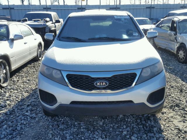 5XYKT3A18BG077592 - 2011 KIA SORENTO BA SILVER photo 9