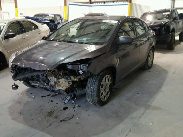 1FAHP3F21CL131553 - 2012 FORD FOCUS SE GRAY photo 2