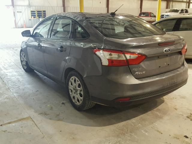 1FAHP3F21CL131553 - 2012 FORD FOCUS SE GRAY photo 3