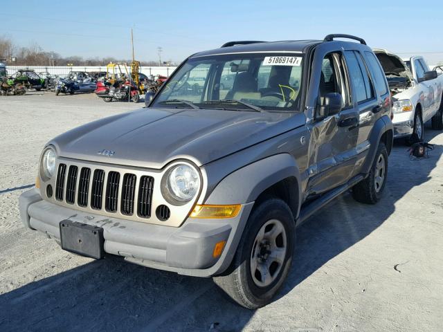 1J4GL48K05W697087 - 2005 JEEP LIBERTY SP GOLD photo 2