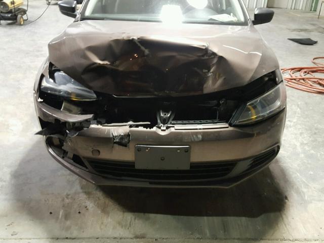 3VW2K7AJ8EM300261 - 2014 VOLKSWAGEN JETTA BASE BROWN photo 9