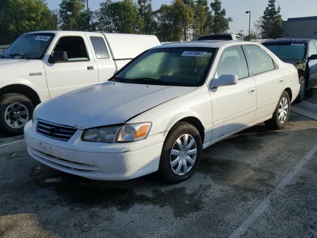 JT2BG22K810565931 - 2001 TOYOTA CAMRY CE WHITE photo 2