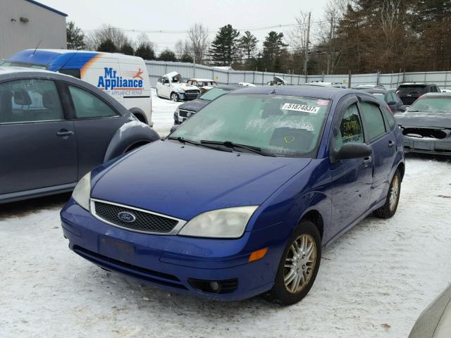 3FAFP37N25R119643 - 2005 FORD FOCUS ZX5 BLUE photo 2