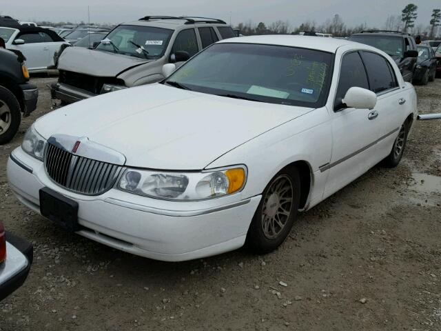 1LNHM82W11Y653040 - 2001 LINCOLN TOWN CAR S WHITE photo 2