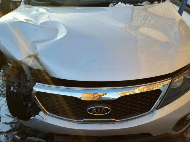 5XYKT3A63CG246169 - 2012 KIA SORENTO BA SILVER photo 7