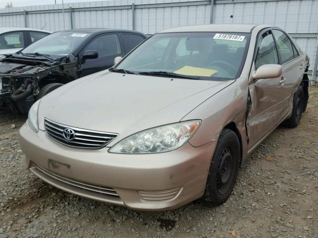 4T1BE32K05U065579 - 2005 TOYOTA CAMRY LE Gold Foto 2