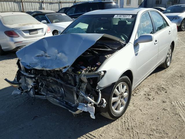 4T1BF32K13U050096 - 2003 TOYOTA CAMRY LE ვერცხლისფერი ფოტო 2