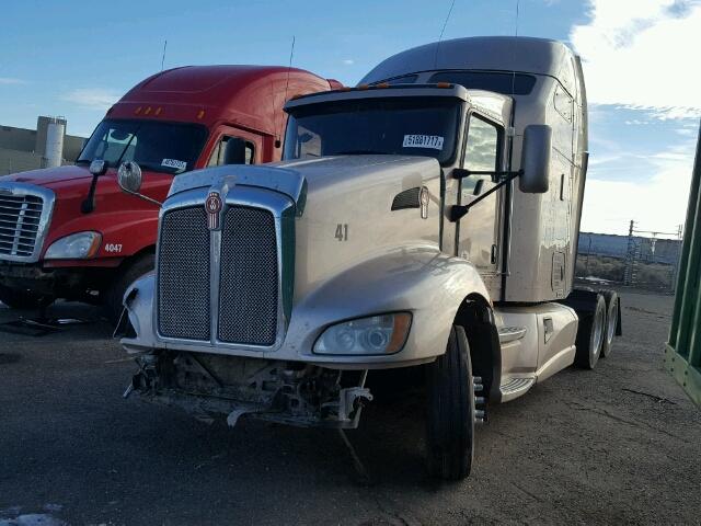 1XKAD49X3DJ352929 - 2013 KENWORTH CONSTRUCTI GRAY photo 2