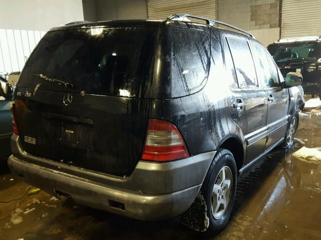 4JGAB54E6XA141320 - 1999 MERCEDES-BENZ ML 320 BLACK photo 4