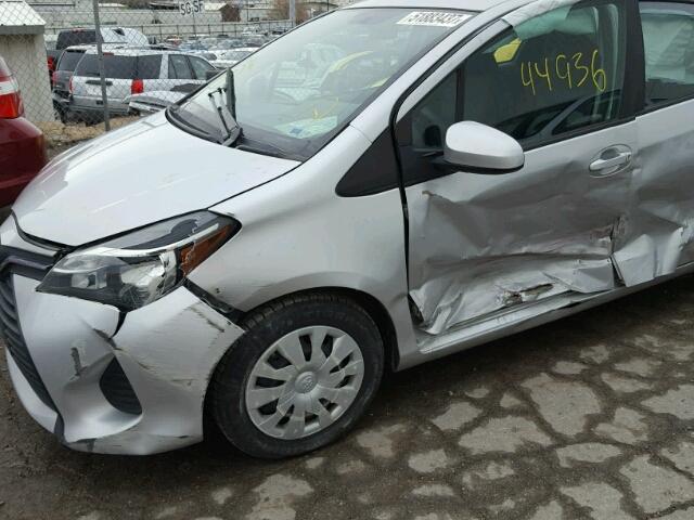 VNKKTUD31FA042764 - 2015 TOYOTA YARIS SILVER photo 10