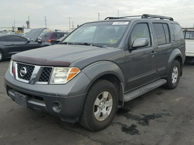 5N1AR18U45C712004 - 2005 NISSAN PATHFINDER GRAY photo 2